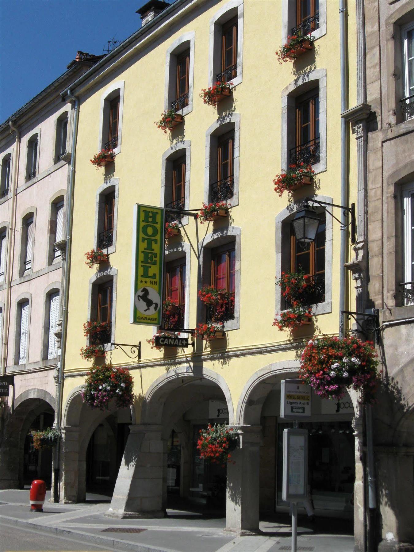 Hotel Cheval De Bronze Remiremont Exterior photo